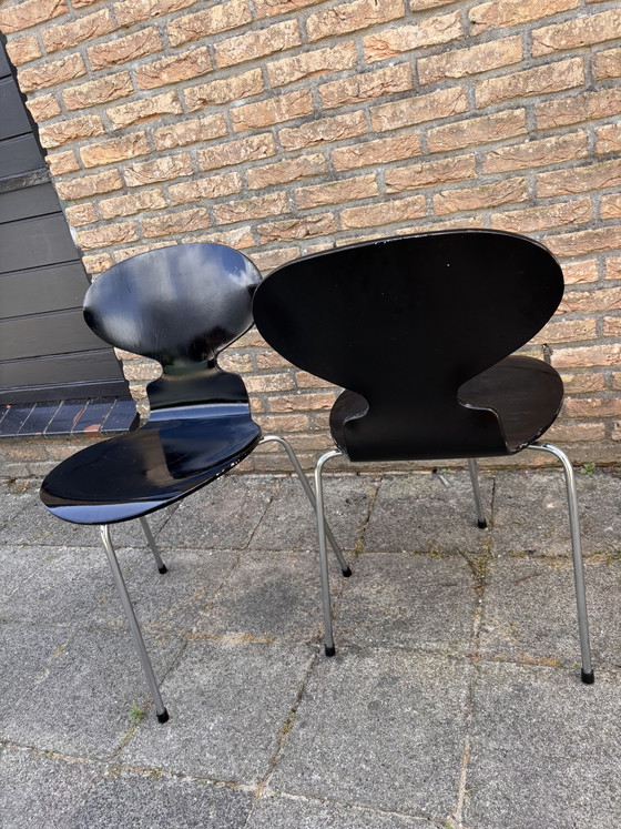Image 1 of Set of 2 original and rare 3-legged chairs by Fritz Hansen