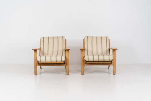 Pair of Early GE-290 lounge chairs in oak by Hans J. Wegner for Getama (Denmark, 1953).