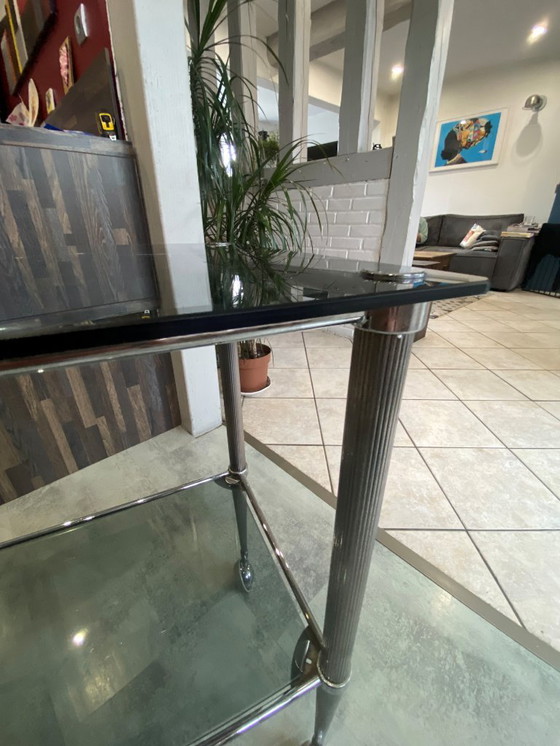 Image 1 of Carrello bar vintage anni '50 in metallo argentato con due ripiani in vetro fumé su ruote.