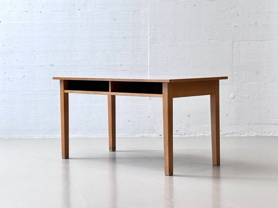 Image 1 of Bureau/werktafel van massief hout met laminaatblad, jaren 50.