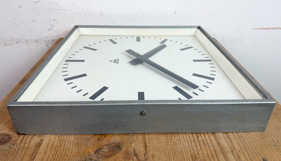 Image 1 of Große graue quadratische Wanduhr von Pragotron, 1970er Jahre