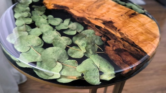 Image 1 of Handgemaakte bijzettafel van epoxyhars met populierenhout en eucalyptusbladeren – moderne, op de natuur geïnspireerde decoratie