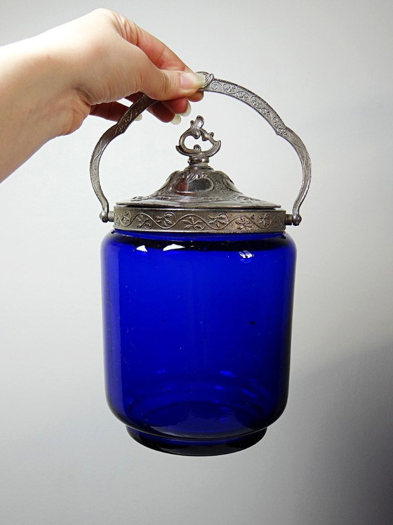 Image 1 of Tarro antiguo para galletas o dulces, de cristal azul cobalto y metal plateado, principios del siglo XX.