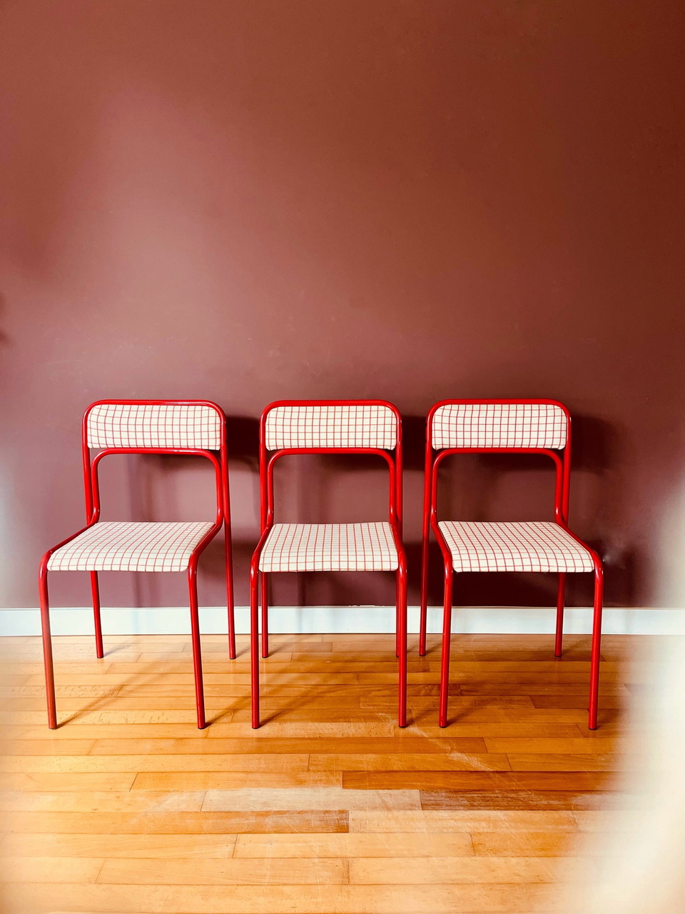 3 chaises danoises rouges