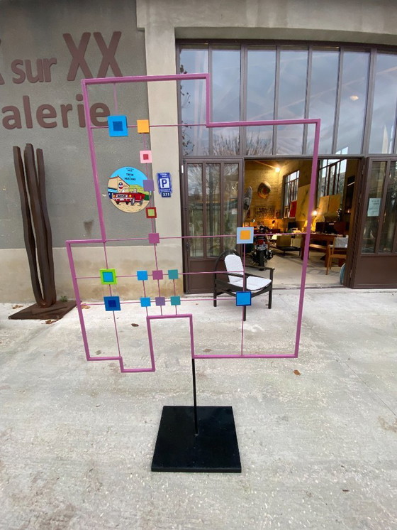 Image 1 of Salvador Presta - Gelakt metalen beeldhouwwerk, 1983. Gesigneerd en gedateerd onder de sokkel. 198 x 121 x 41 cm, 10 kg. 1900