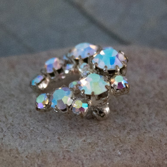 Image 1 of Vintage Aurora Borealis broche: hoefijzervormig, oud sieraad met iriserende strass-steentjes