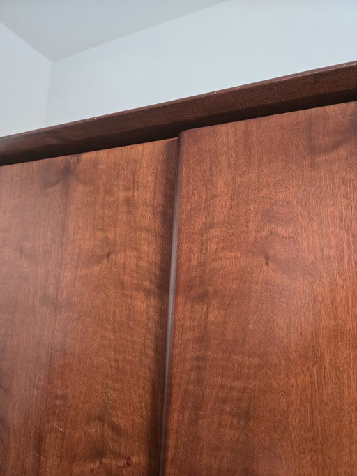 Garderobe aus der Mitte des Jahrhunderts