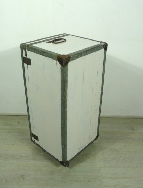 Image 1 of Vintage transportkist, nu kast op wielen in shabby wit