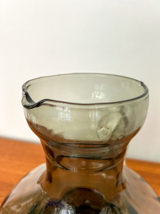Image 1 of Vintage waterkan uit het midden van de vorige eeuw, gerookt glas