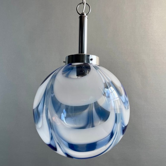 Image 1 of Lampada a sospensione in vetro soffiato di Murano in blu e bianco, design Space Age anni '70.