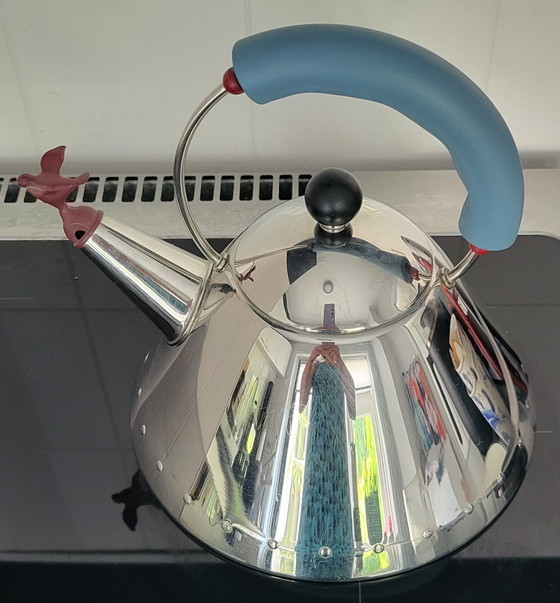 Image 1 of Bollitore a fischio Alessi disegnato da Michael Graves.