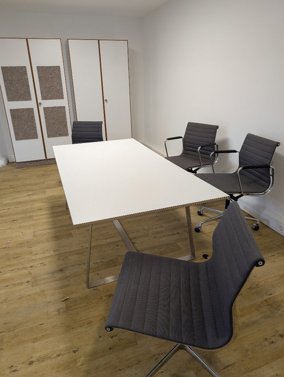 Image 1 of Chaise Vitra Eames en aluminium (modèle EA 117, ressorts à gaz défectueux).