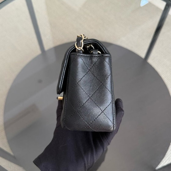 Image 1 of Borsa Chanel Classic Flap Mini - Caviar 20 cm trapuntata nera con finiture dorate Serie 23