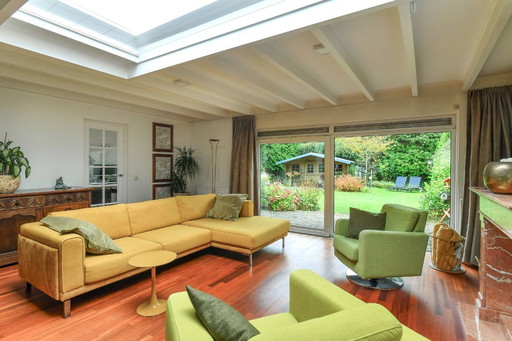 Xooon Design Sofa SILVES mit passendem Sessel rechts.