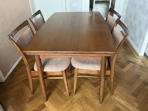 Salle à manger vintage restaurée avec table Topform