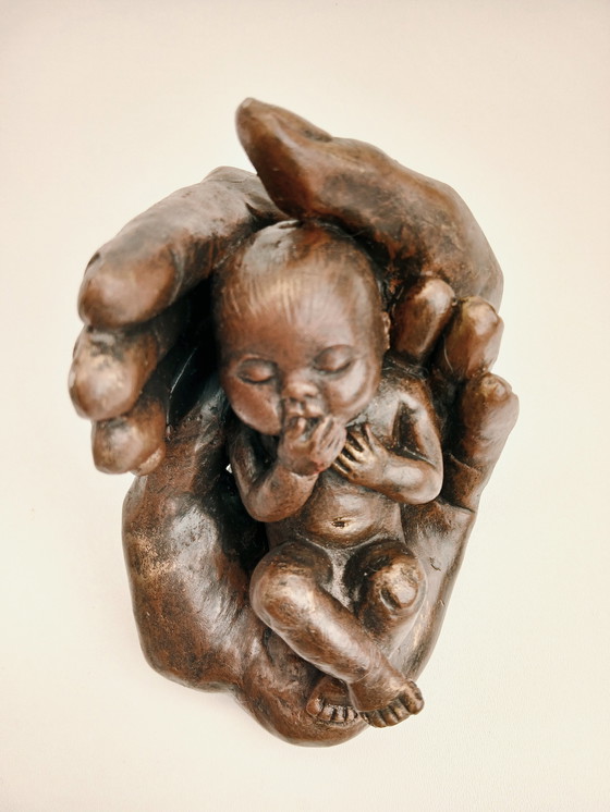 Image 1 of Beeldje Baby in Handen - Mat Wanders