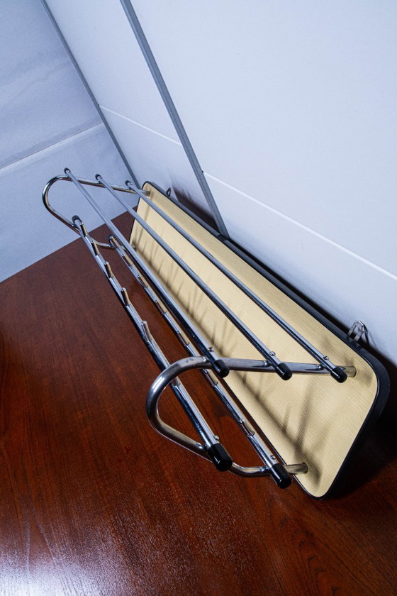 Image 1 of Porte-manteau vintage avec paroi arrière jaune.