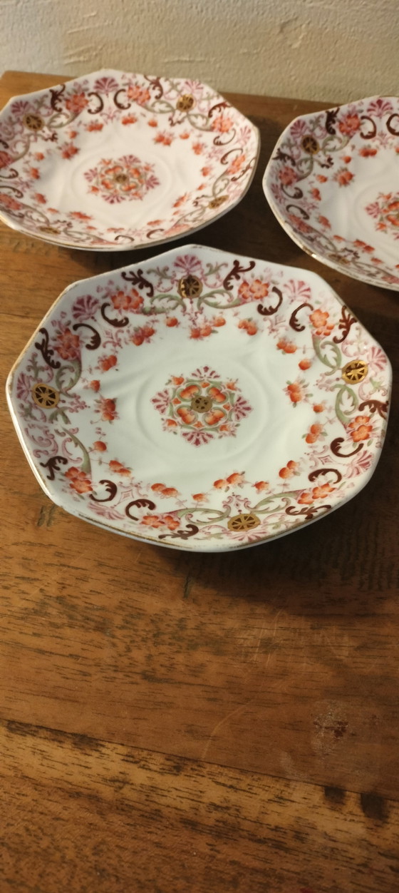 Image 1 of Tres tazas y platillos británicos de la colección de 1893-1894, octogonales, estilo Reina Ana.