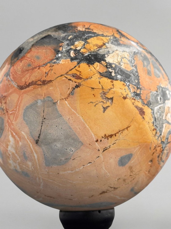 Image 1 of Atemberaubende rote Maligano-Jaspiskugeln auf Sockeln – Dekoratives Mineralien-Duo