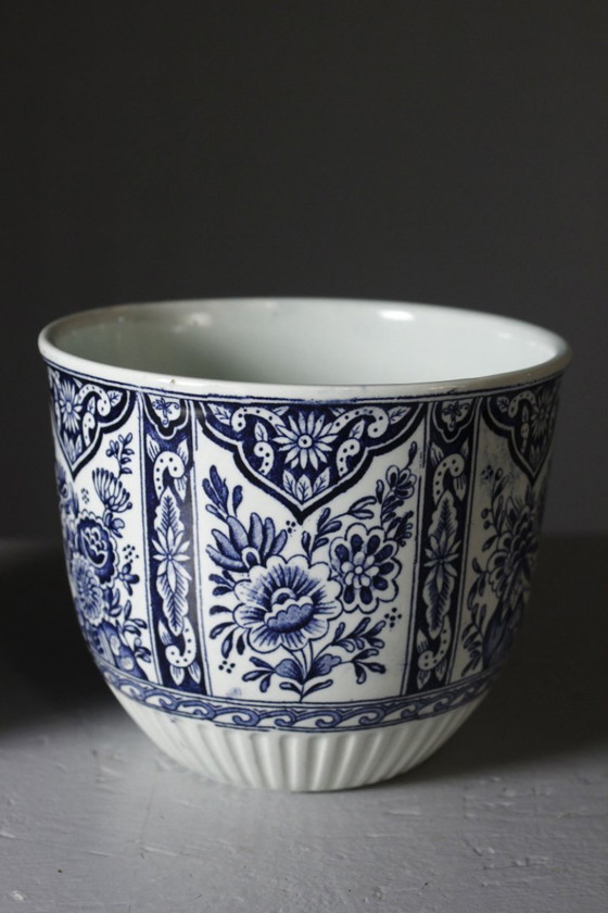 Image 1 of Delft Petrus Regout Maastricht Royal Sphinx – Paar Übertöpfe, Niederlande, 20. Jahrhundert