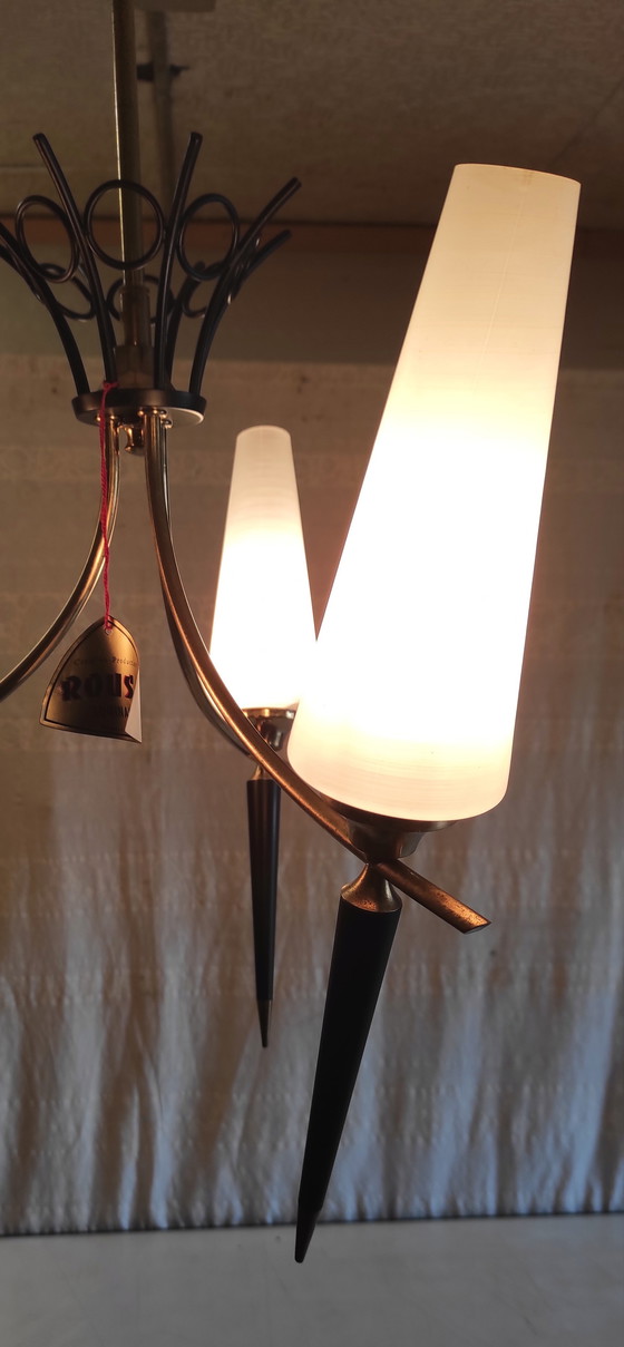 Image 1 of Lampadario modernista in metallo oro e nero, paralume a tulipano opalino - anni '50
