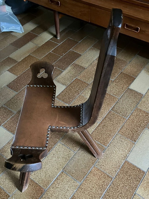 chaise trépied en bois brutaliste espagnole