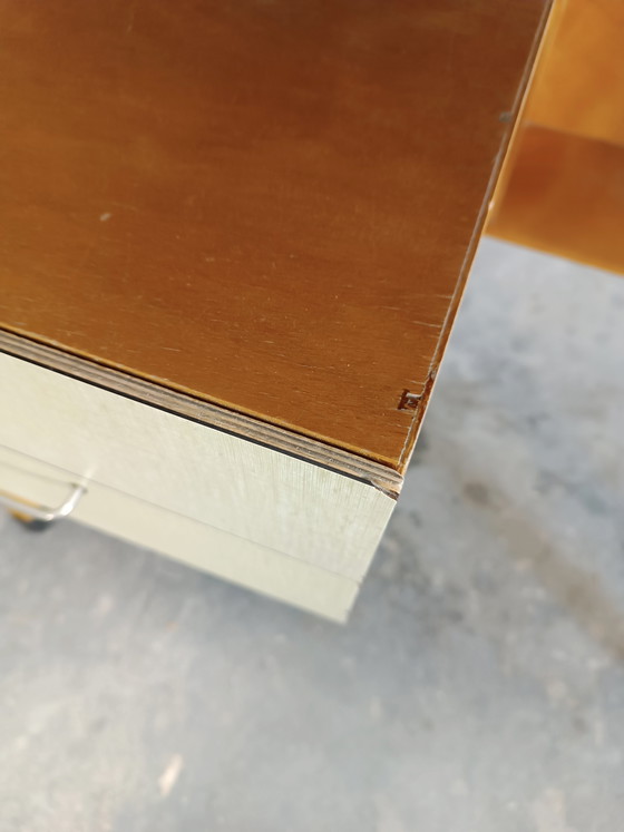 Image 1 of Scrivania vintage di piccole dimensioni, in legno e laminato.