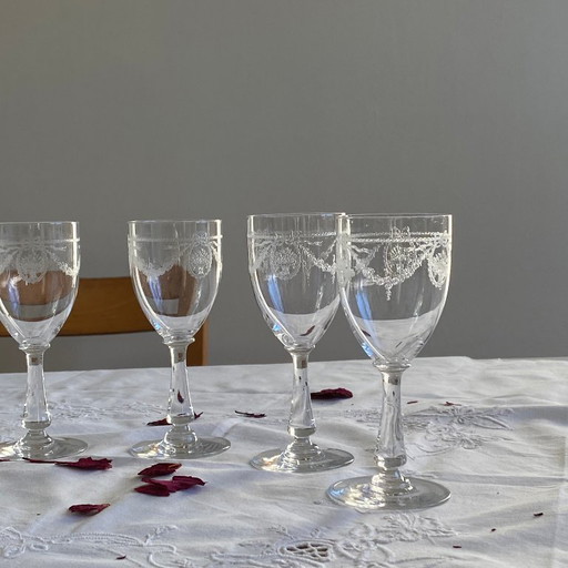 6 antieke wijn- of waterglazen op voet van gegraveerd kristal.