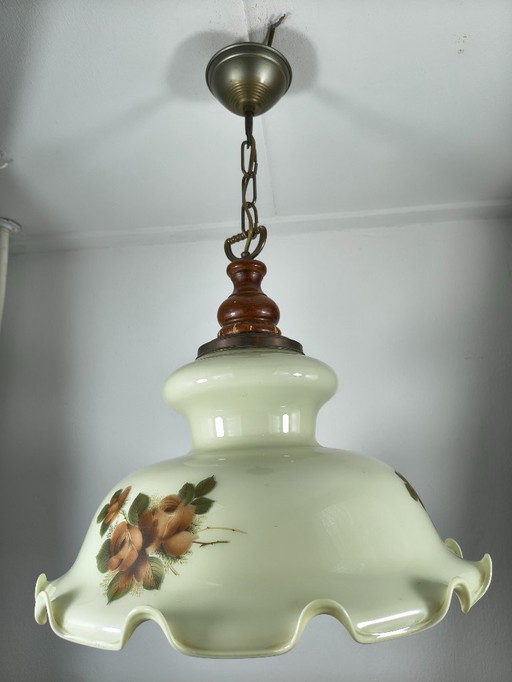 Antieke hanglamp van opaalglas en bloemdecor
