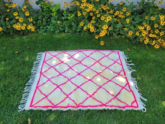 Image 1 of Handgemaakt Beni Ouarain-tapijt: Roze Marokkaans Berber wollen tapijt (126x100cm)