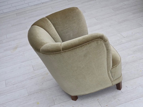 Image 1 of Dänischer Sessel aus den 1970er Jahren, originaler grüner Möbelveloursbezug, Eichenholz.
