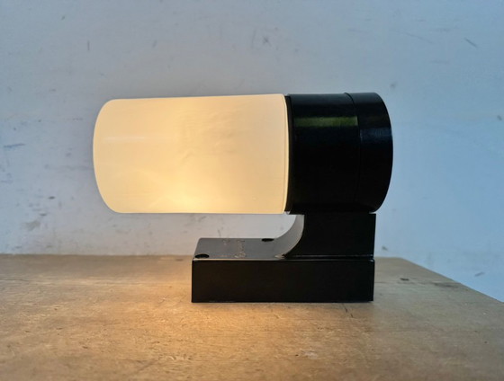Image 1 of Industriële bruine bakelieten wandlamp met melkglas, jaren 60
