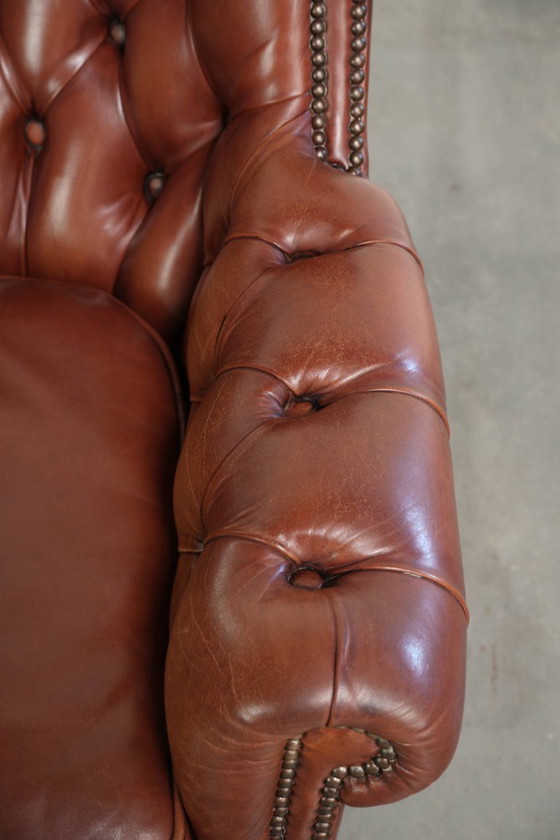 Kwalitatief zeer goede cognac kleurige rundleren chesterfield armchair in Engelse stijl met een tijdloos (photo 8 of 12)