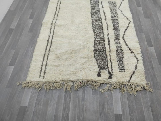 Azilal-Teppich aus reiner Wolle, handgefertigt nach traditioneller Handwerkskunst, Größe 2/3 m – Ahrend (photo 6 of 7)