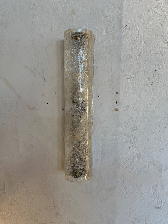 Image 1 of Grande lampada da parete in vetro ghiacciato testurizzato: eleganza brutalista di metà secolo