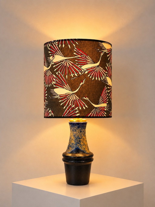 Lampada da tavolo d'atmosfera con paralume a forma di gru realizzato con un vaso Scheurich.