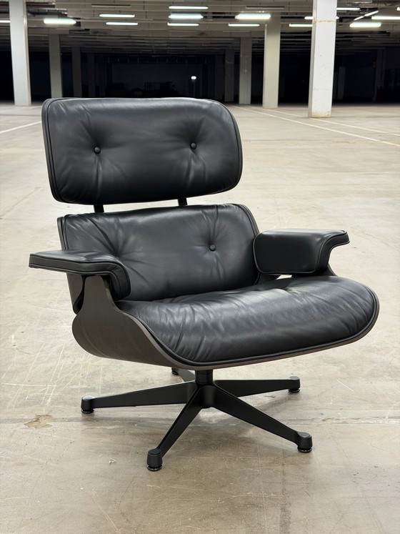 Image 1 of Fauteuil lounge Vitra Eames | Repose-pieds | Noir intégral |