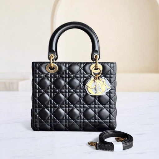 Dior Lady Medium - Pelle di agnello Canange, finiture nere e dorate.