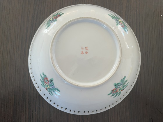 Image 1 of Ciotola vintage cinese in porcellana traforata Famille Rose – dipinta a mano – 23 cm
