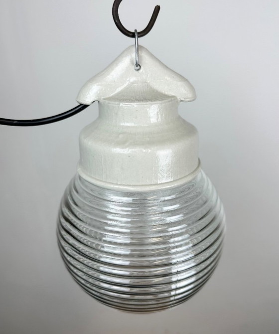 Image 1 of Industriële witte porseleinen hanglamp met geribbeld glas, jaren 70
