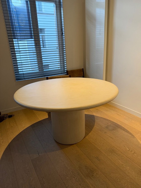 Runder Esstisch, beige, Atelier BB, Esstische, Modern (Foto 3 von 9)