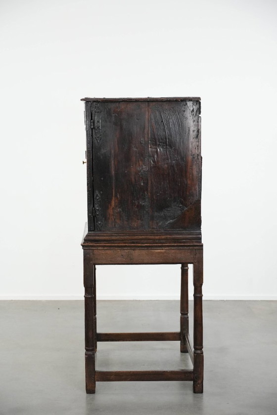 Image 1 of Armoire/meuble ancien en chêne anglais sur support du XVIIe siècle