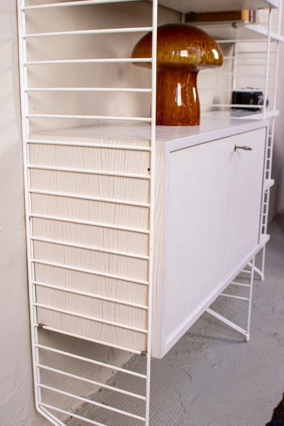 Image 1 of Buffet vintage original Nisse String Shelf blanc style milieu du siècle