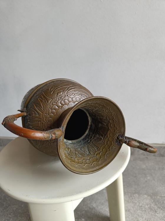 Image 1 of Set decorativo vintage in ottone e rame: vaso a forma di elefante in rilievo e ciotola floreale martellata.