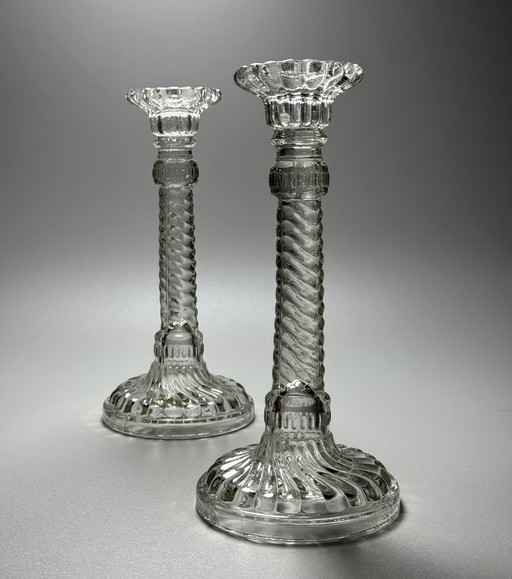 Een paar art-deco kandelaars van gedraaid glas — België, jaren 1920-1930