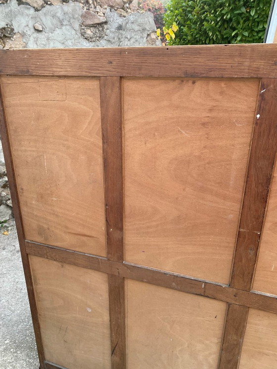 Image 1 of Eikenhouten archiefkast met drie kolommen en gordijn uit de jaren 50