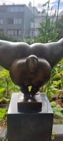 Handstand, eine Bronzestatue einer Dame im Botero-Stil