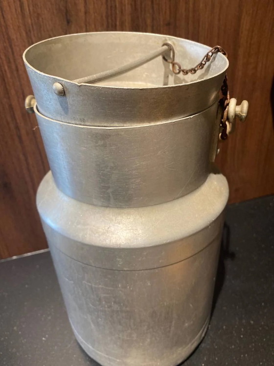 Aluminum Milk Pot 3 Liters – Hinged Lid – Chain and Wooden Handle – France 1940s-60s – Decorative Objects (photo 3 of 4)