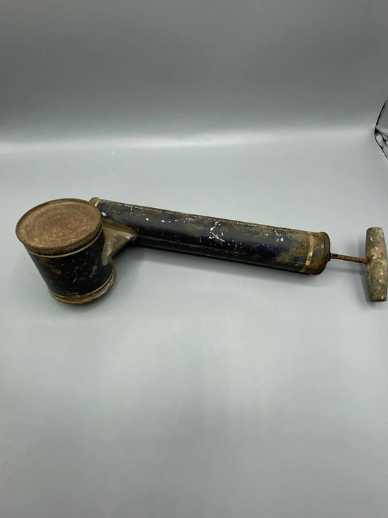 Fly-Tox Insecticide Sprayer – Blauw en goud gelakt metaal – Decoratieve objecten, Metal, Industrieel (photo 3 of 4)