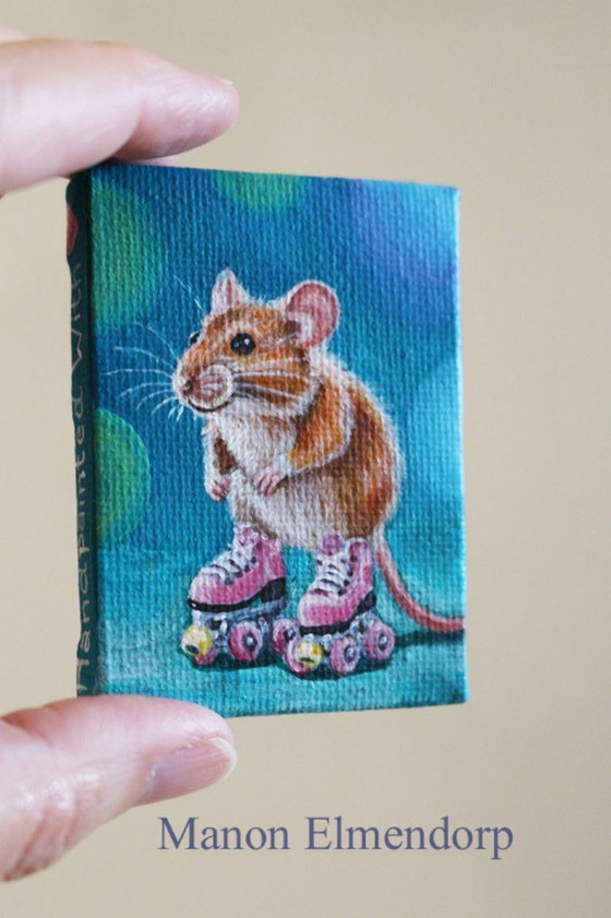 Image 1 of Einzigartiges handgemaltes Miniaturgemälde einer Maus auf Rollschuhen